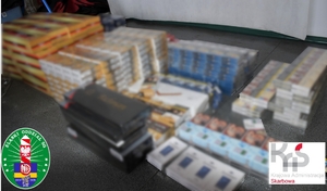 Wyroby tytoniowe bez polskich znaków akcyzy skarbowej. Logo Śląskiego Oddziału Straży Granicznej, Krajowej Administracji Skarbowej.