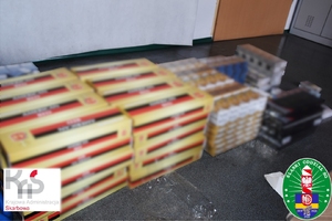 Wyroby tytoniowe bez polskich znaków akcyzy skarbowej. Logo Śląskiego Oddziału Straży Granicznej, Krajowej Administracji Skarbowej.