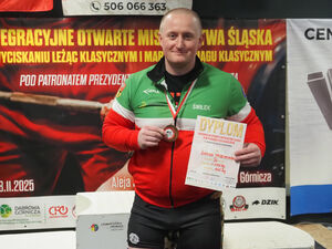  plut. SG Przemysła Śmiłek stoi z medalem i dyplomem