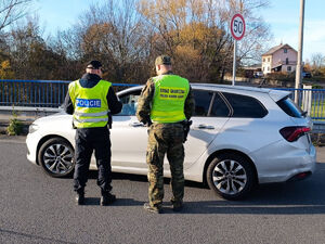  Funkcjonariusz Straży Granicznej i Policji Czeskiej na wspólnym patrolu