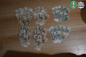 6 kupek z pieniędzmi o nominale 100 i 200 zł.