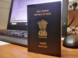  Paszport Indyjski, w tele ekran komputera, klawiatura, lampka.