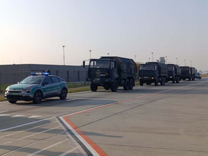  Samochód Straży Granicznej, za nim 4 pojazdy ciężarowe, na końcu samochód Straży Granicznej.