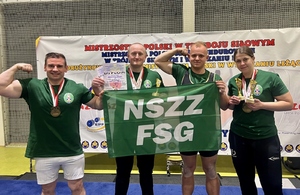 Uczestnicy Mistrzostw Polski Służb Mundurowych w Wyciskaniu Leżąc Klasycznym i w Trójboju Siłowym Klasycznym.