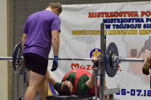 Uczestnicy Mistrzostw Polski Służb Mundurowych w Wyciskaniu Leżąc Klasycznym i w Trójboju Siłowym Klasycznym.