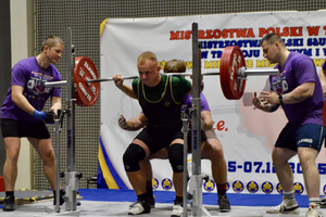 Uczestnicy Mistrzostw Polski Służb Mundurowych w Wyciskaniu Leżąc Klasycznym i w Trójboju Siłowym Klasycznym.