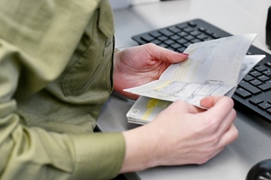  Dłonie trzymające otwarty paszport.