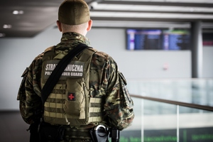 Funkcjonariusz SG na lotnisku w Katowicach-Pyrzowicach