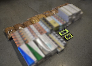  Wspólne działania funkcjonariuszy Placówki Straży Granicznej w Sosnowcu oraz Małopolskiego Urzędu Celno-Skarbowego zaowocowały ujawnieniem wyrobów tytoniowych bez polskich znaków akcyzy skarbowej w postaci krajanki tytoniowej oraz gotowych papierosów.