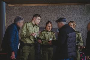  Funkcjonariusze i podróżni na lotnisku w Katowicach-Pyrzowicach