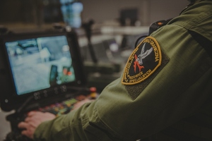  Funkcjonariusze i podróżni na lotnisku w Katowicach-Pyrzowicach