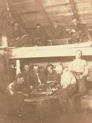 Internowani w Huszt, 1918 r. – Józef Bocheński na dole trzeci od prawej