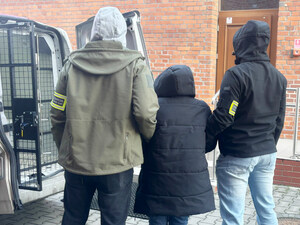  Zatrzymana obywatelka Ukrainy i funkcjonariusze Placówki SG w Opolu