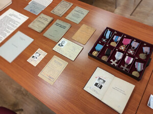  Fotografie i ordery leżące na stole