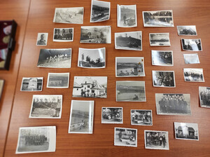  Fotografie leżące na stole