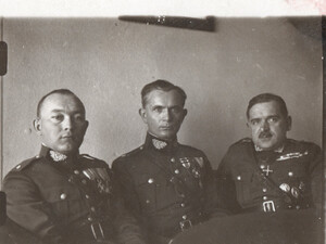  Archiwalna fotografia na której są trzej mężczyźni