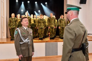  Uroczyste ślubowanie nowych funkcjonariuszy Śląskiego Oddziału Straży Granicznej. Złożenie meldunku.