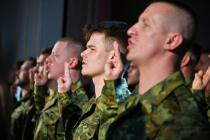  Ślubujący funkcjonariusze,