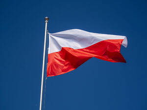  Narodowe Święto Konstytucji 3 Maja na Śląsku i Opolszczyźnie. Flaga na maszcie