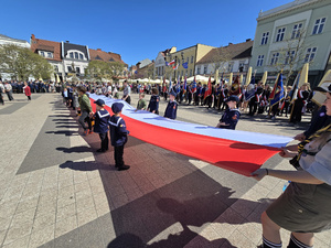  Narodowe Święto Konstytucji 3 Maja na Śląsku i Opolszczyźnie. Flaga trzymana przez dzieci.