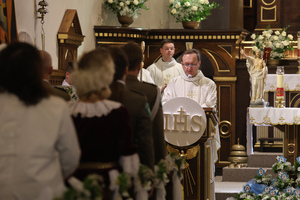 Mszy święta w intencji funkcjonariuszy, pracowników cywilnych oraz ich rodzin, odprawiana w kościele Trójcy Świętej w Bielsku-Białej. Kapelan czytający ewangelię.