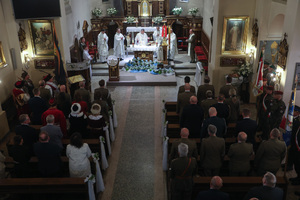 Mszy święta w intencji funkcjonariuszy, pracowników cywilnych oraz ich rodzin, odprawiana w kościele Trójcy Świętej w Bielsku-Białej. Widok całego kościoła z huru.