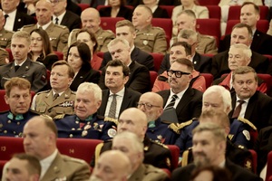 Obchody jubileuszu 35-lecia Śląskiego Oddziału Straży Granicznej. Wręczanie medali, odznaczeń państwowych i resortowych oraz aktów mianowani na kolejne stopnie służbowe w Straży Granicznej. Osoby na widowni.