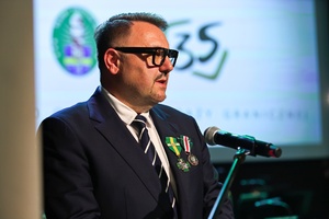 Obchody jubileuszu 35-lecia Śląskiego Oddziału Straży Granicznej. Wręczanie medali, odznaczeń państwowych i resortowych oraz aktów mianowani na kolejne stopnie służbowe w Straży Granicznej. Osoba przemawiająca.