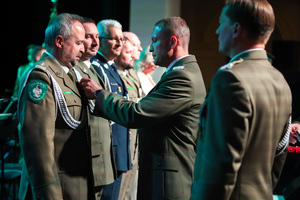 Obchody jubileuszu 35-lecia Śląskiego Oddziału Straży Granicznej. Wręczanie medali, odznaczeń państwowych i resortowych oraz aktów mianowani na kolejne stopnie służbowe w Straży Granicznej.