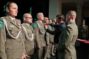 Obchody jubileuszu 35-lecia Śląskiego Oddziału Straży Granicznej. Wręczanie medali, odznaczeń państwowych i resortowych oraz aktów mianowani na kolejne stopnie służbowe w Straży Granicznej.