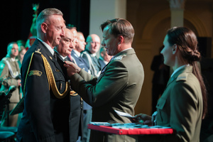 Obchody jubileuszu 35-lecia Śląskiego Oddziału Straży Granicznej. Wręczanie medali, odznaczeń państwowych i resortowych oraz aktów mianowani na kolejne stopnie służbowe w Straży Granicznej.