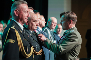 Obchody jubileuszu 35-lecia Śląskiego Oddziału Straży Granicznej. Wręczanie medali, odznaczeń państwowych i resortowych oraz aktów mianowani na kolejne stopnie służbowe w Straży Granicznej.