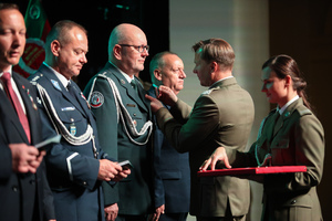 Obchody jubileuszu 35-lecia Śląskiego Oddziału Straży Granicznej. Wręczanie medali, odznaczeń państwowych i resortowych oraz aktów mianowani na kolejne stopnie służbowe w Straży Granicznej.