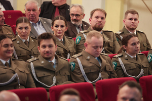 Obchody jubileuszu 35-lecia Śląskiego Oddziału Straży Granicznej. Wręczanie medali, odznaczeń państwowych i resortowych oraz aktów mianowani na kolejne stopnie służbowe w Straży Granicznej. Osoby na widowni.