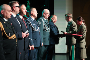 Obchody jubileuszu 35-lecia Śląskiego Oddziału Straży Granicznej. Wręczanie medali, odznaczeń państwowych i resortowych oraz aktów mianowani na kolejne stopnie służbowe w Straży Granicznej.