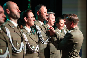 Obchody jubileuszu 35-lecia Śląskiego Oddziału Straży Granicznej. Wręczanie medali, odznaczeń państwowych i resortowych oraz aktów mianowani na kolejne stopnie służbowe w Straży Granicznej.