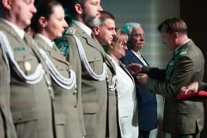 Obchody jubileuszu 35-lecia Śląskiego Oddziału Straży Granicznej. Wręczanie medali, odznaczeń państwowych i resortowych oraz aktów mianowani na kolejne stopnie służbowe w Straży Granicznej.