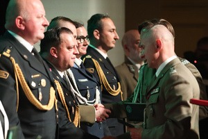 Obchody jubileuszu 35-lecia Śląskiego Oddziału Straży Granicznej. Wręczanie medali, odznaczeń państwowych i resortowych oraz aktów mianowani na kolejne stopnie służbowe w Straży Granicznej.