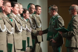 Obchody jubileuszu 35-lecia Śląskiego Oddziału Straży Granicznej. Wręczanie medali, odznaczeń państwowych i resortowych oraz aktów mianowani na kolejne stopnie służbowe w Straży Granicznej.