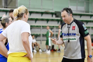  Sędzia rozmawiając z uczestniczkami.