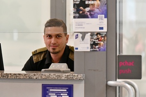 Funkcjonariusz SG podczas kontroli granicznej