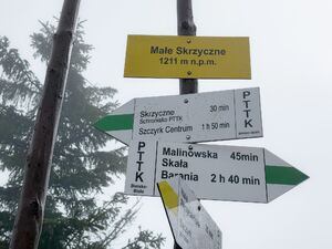 Tabliczki kierunkowe z nazwami i odległościami.