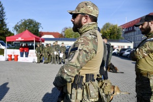  Funkcjonariusz stojący bokiem.