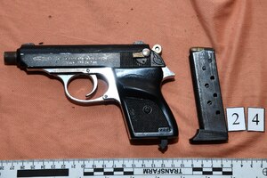  Pistolet a obok załadowany magazynek