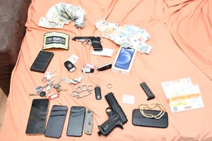  4 telefony, nóż, kastet, pistolet, pieniądze, pendrive, klucze, pierścionek, żółta opaska Straży Granicznej