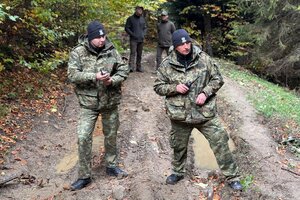 Uczestnicy ćwiczeń. Błotnista droga