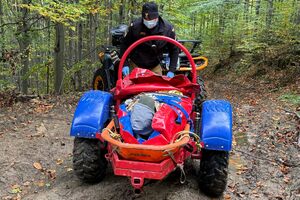 Quad ze specjalna przyczepą do zwożenia poszkodowanych