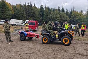 Quad z 2 osobami, kilka samochodów, uczestnicy szkolenia