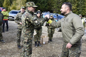 Podziękowania i upominki dla uczestników ćwiczeń.