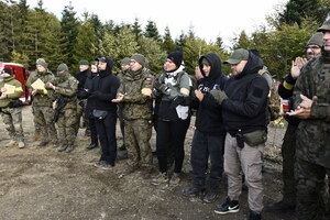 Podziękowania i upominki dla uczestników ćwiczeń.
